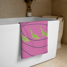 Įkelti vaizdą į galerijos rodinį, Rožinis rankšluostis su žaliais krokodiliukais