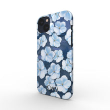 Įkelti vaizdą į galerijos rodinį, apsauginis-telefono-deklas-baltu-ziedu-jura
