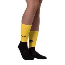 Įkelti vaizdą į galerijos rodinį, Kojinės žvilgsnis geltoname fone / f1 - dovanos.online