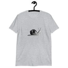 Įkelti vaizdą į galerijos rodinį, Marškinėliai trumpomis rankovėmis su pilka sraige /m2 - dovanos.online